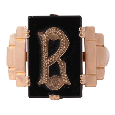Lot 151 - A signet ring with letter R on black onyx.