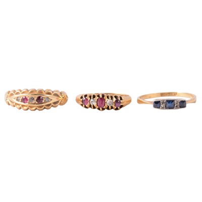 Lot 21 - Three vintage gemset rings.