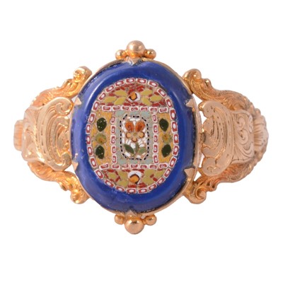 Lot 147 - An antique micro mosaic signet ring.