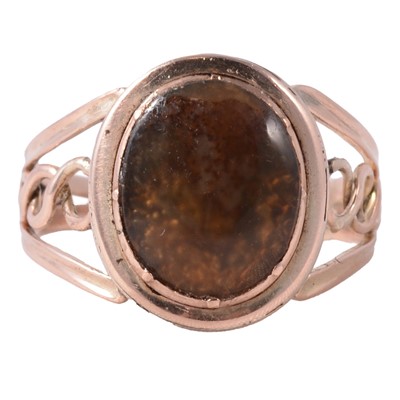 Lot 149 - An agate signet ring.
