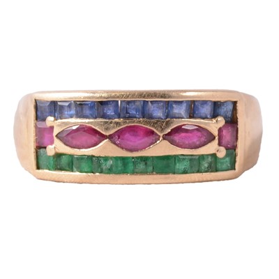 Lot 22 - An emerald, ruby and sapphire ring.
