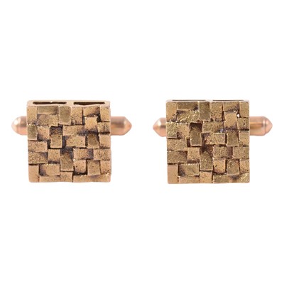 Lot 463 - A pair of yellow metal cufflinks.