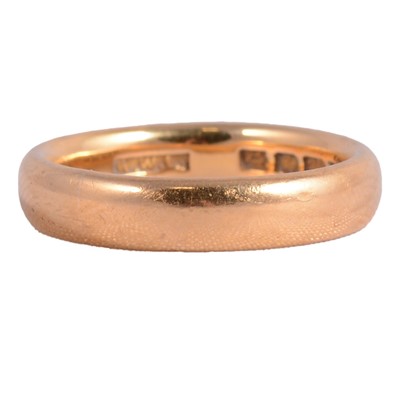 Lot 162 - A 22 carat gold wedding band.
