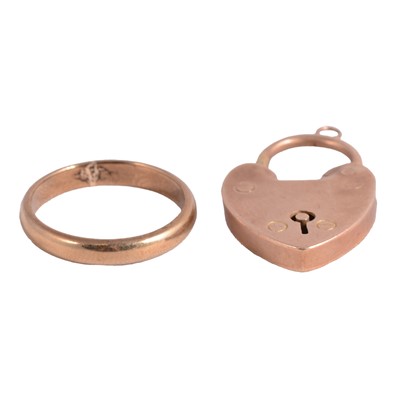 Lot 1138 - A 9 carat yellow gold wedding band and a padlock fastener.