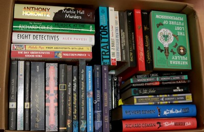 Lot 154 - A large collection of thriller/murder mystery books
