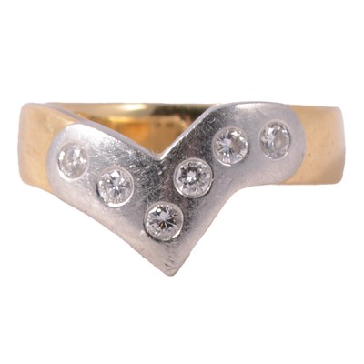 Lot 72 - A diamond set wishbone ring.