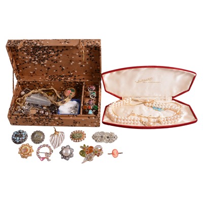 Lot 466 - A collection of costume jewellery.