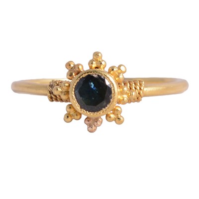 Lot 79 - A sapphire ring.
