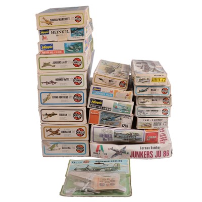 Lot 163 - Collection of twenty-one 1:72 scale plastic kit models, aircraft, various makers