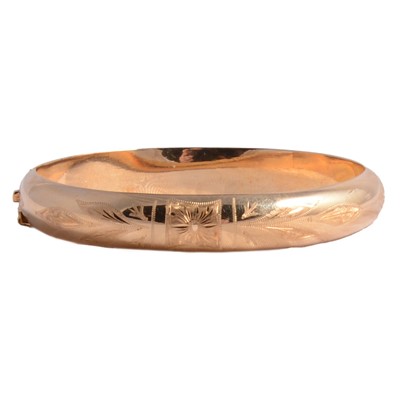 Lot 267 - A yellow metal half-hinged bangle.