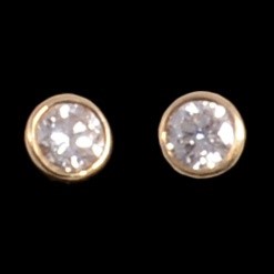 Lot 426 - A pair of diamond earstuds.