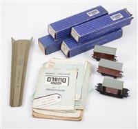 Lot 1038 - Hornby Dublo 00 gauge railway coaches and...