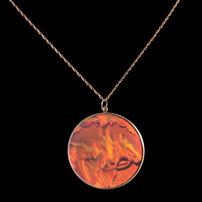 Lot 386 - A hologram horse pendant on a chain.