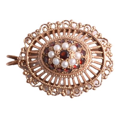Lot 252 - A garnet and seed pearl pendant brooch.