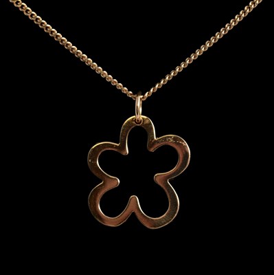 Lot 420 - Ritz London - a 18 carat yellow gold pendant on a 9 carat yellow gold chain.