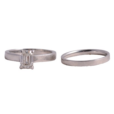 Lot 57 - A diamond solitaire ring, and platinum band.
