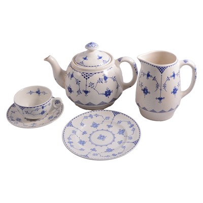 Lot 80 - Large quantity of Furnivals Denmark pattern table wares