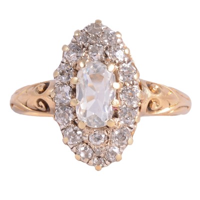 Lot 94 - A diamond cluster ring.