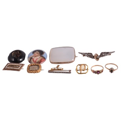 Lot 259 - A small collection of brooches, gemset rings, and porcelain plaque.
