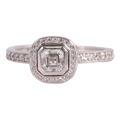 Lot 64 - A diamond cluster ring.