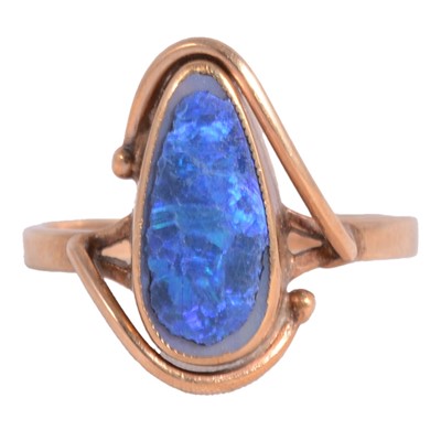Lot 67 - A blue stone dress ring.