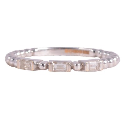 Lot 70 - A diamond trilogy ring.
