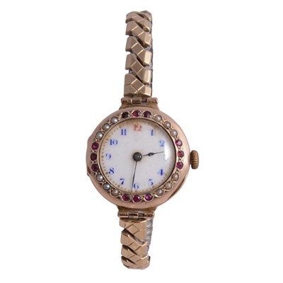Lot 341 - A lady's vintage 9 carat yellow gold manual wind wristwatch.