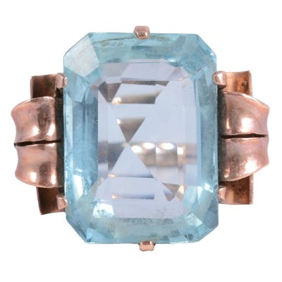 Lot 61 - An aquamarine dress ring.