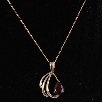 Lot 352 - A garnet pendant and chain.