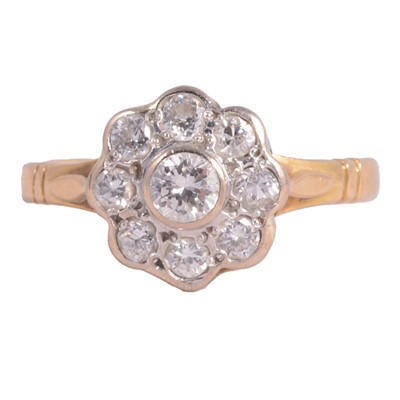 Lot 61 - A circular diamond cluster ring.