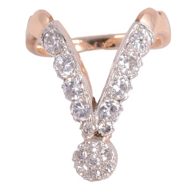 Lot 95 - A diamond V shape ring with cluster to base.