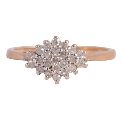 Lot 66 - A diamond cluster ring.