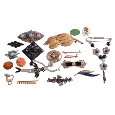 Lot 1289 - A collection of Victorian and vintage brooches.