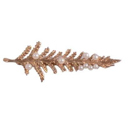 Lot 246 - A cultured pearl brooch.
