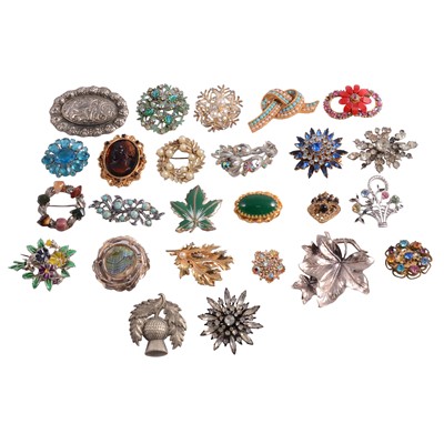 Lot 1163 - Twenty-five vintage costume jewellery brooches.