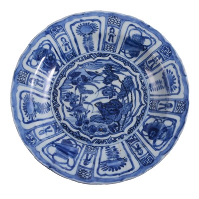 Lot 23 - Chinese 'Kraak' pocelain blue and white dish