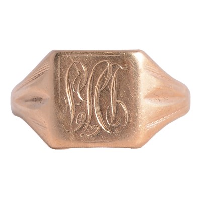 Lot 109 - A 9 carat yellow gold signet ring.