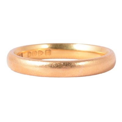 Lot 115 - A 22 carat gold wedding band.