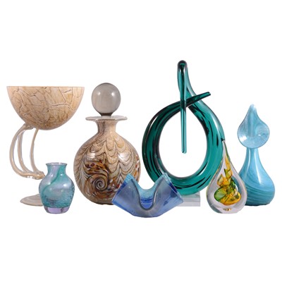 Lot 44 - Small quantity of decorative art glass