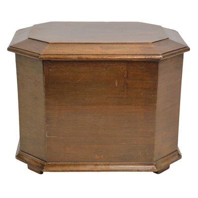 Lot 522 - Mahogany cellarette
