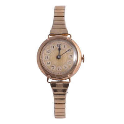 Lot 474 - A lady's vintage 9 carat yellow gold manual wind wristwatch.