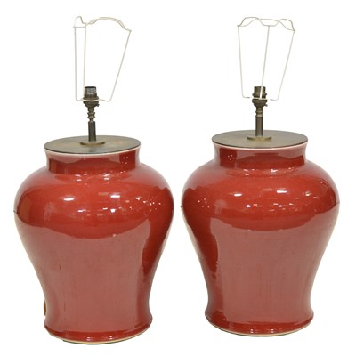 Lot 475 - Pair of modern Chinese jar lamps, and a similar blue and white table lamp, Vaughan Lighting