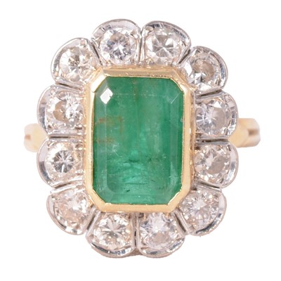 Lot 1 - An emerald and diamond cluster ring.