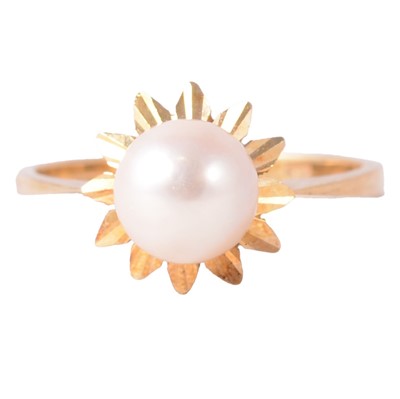 Lot 81A - A cultured pearl dress ring.
