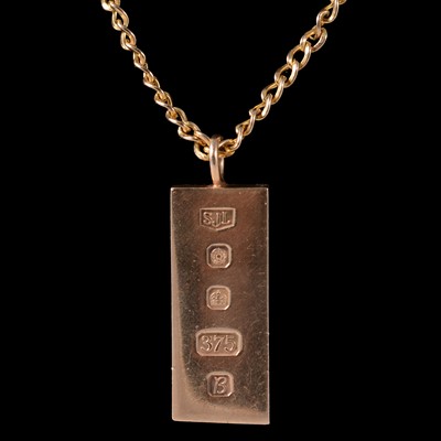Lot 303 - A 9 carat yellow gold ingot on a chain.