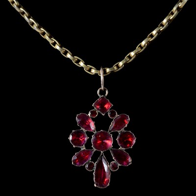 Lot 350 - A Georgian garnet pendant and chain.