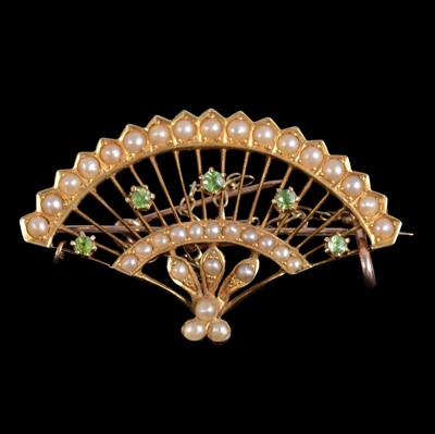 Lot 217 - A peridot and seed pearl brooch.