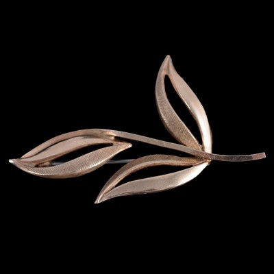 Lot 222 - A 9 carat yellow gold leaf brooch.