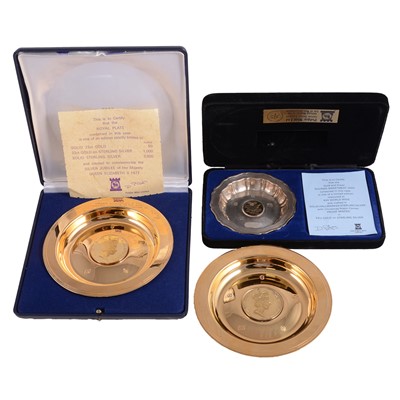 Lot 372 - Two silver gilt commemorative Royal Plates, and a small silver sweetmeat dish
