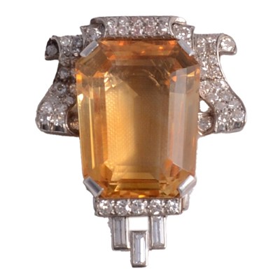 Lot 201 - An Art Deco Odeon style citrine and diamond single fur clip.